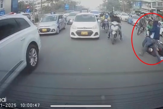 Tài xế xe công nghệ bất ngờ bị tấn công bởi người đi đường trước cổng Bệnh viện Bạch Mai