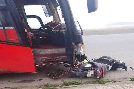 Xe khách tông xe máy, 3 người trong một gia đình thương vong