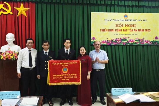 TAND thành phố Bến Tre đón nhận Cờ thi đua TAND