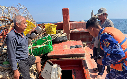 Bắt tàu vận chuyển khoảng 16.000 lít dầu DO trái phép