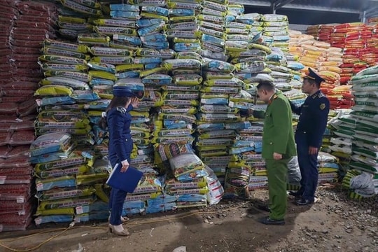 Tạm giữ 66 tấn phân bón có dấu hiệu giả mạo nhãn hiệu
