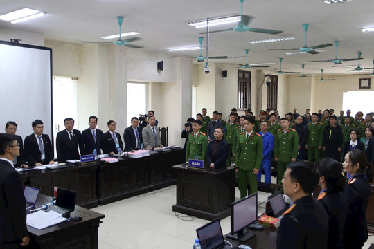 Bị cáo Lê Thanh Vân: "Tôi cầm phong bì cho doanh nghiệp vui"