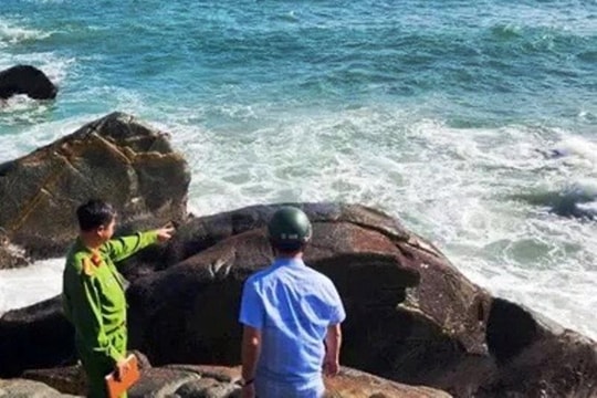 Hai phụ nữ chết và mất tích khi cạo rong mức trên biển