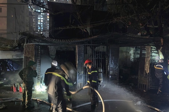 Cháy ngùn ngụt dãy nhà tạm chứa hàng tại Hà Nội