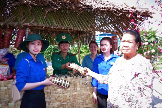 Ấm áp Chương trình 'Xuân biên cương, hải đảo - Tết ấm tình quân dân'