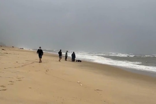 Phát hiện thi thể người đàn ông trôi dạt vào bờ biển