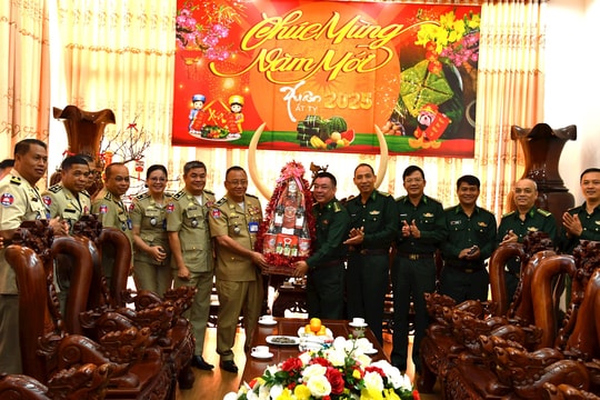 Ty Công an tỉnh Mondulkiri (Campuchia) chúc Tết Bộ Chỉ huy Bộ đội Biên phòng tỉnh Đắk Lắk