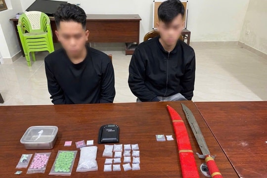 Tàng trữ hung khí để mua bán ma túy