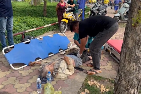Cụ ông đi xe đạp bị xe tải cuốn vào gầm