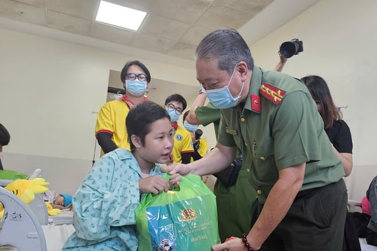 Hơn 350 phần quà đến tay bệnh nhi khó khăn ở Thủ Đức