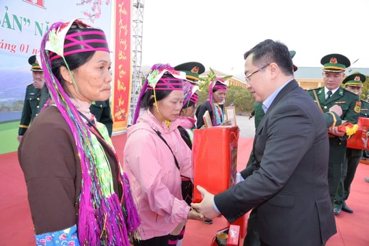 Mang Tết trọn vẹn đến đồng bào vùng biên Quảng Ninh