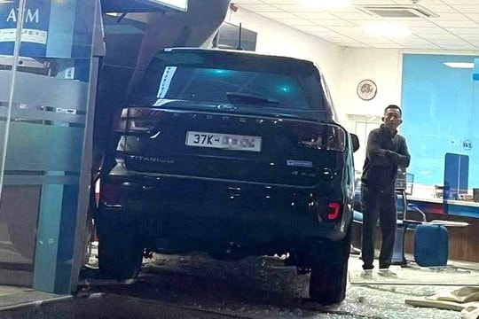Xe ô tô mất lái lao thẳng vào ngân hàng, bảo vệ tưởng nhầm là cướp