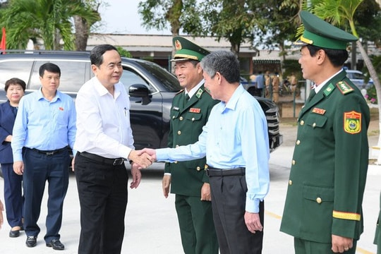 Chủ tịch Quốc hội Trần Thanh Mẫn thăm, tặng quà Tết đồng bào, chiến sĩ tại huyện Cầu Ngang, Trà Vinh