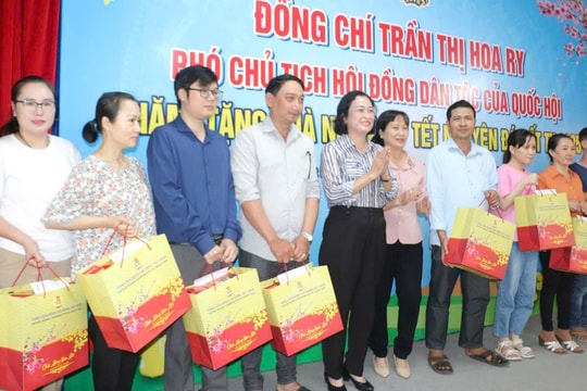 Phó Chủ tịch Hội đồng Dân tộc thăm, tặng quà cho công nhân lao động tại Bạc Liêu