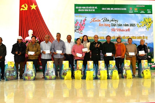 Hàng trăm suất quà tặng gia đình khó khăn tại xã biên giới Ea Bung