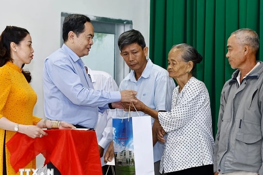 Chủ tịch Quốc hội thăm và tặng quà Tết Nguyên đán Ất Tỵ tại tỉnh Hậu Giang