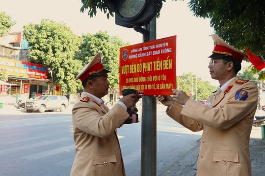 Thái Nguyên: Lắp đặt biển về mức xử phạt lỗi vượt đèn đỏ trên nhiều tuyến đường