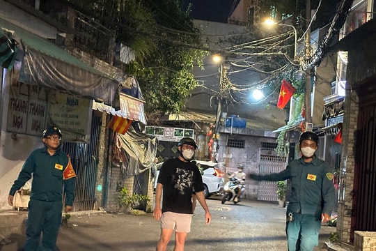 Cứu 2 người khỏi vụ cháy nhà ở TP.HCM