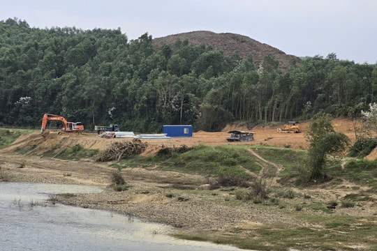 Báo động về việc đào bới bên dòng sông Thác Ma ở Quảng Trị