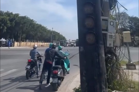 Đèn tín hiệu giao thông ở TP.HCM bất ngờ tắt hơn 20 phút