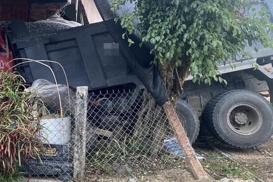 Xe tải tông vào tiệm tạp hóa, 6 người tử vong