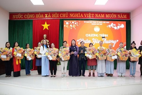 Huế: Trao quà Tết đến những hoàn cảnh khó khăn