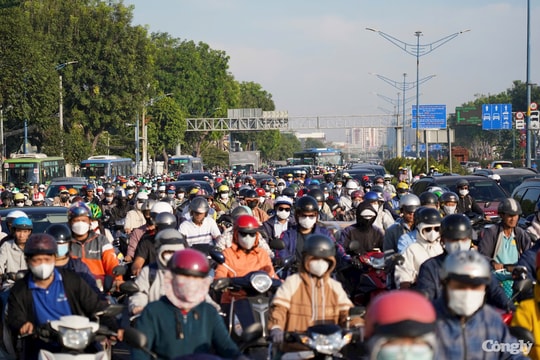 TP.HCM kẹt xe khủng khiếp, biển người chật vật nhích từng chút trên đường