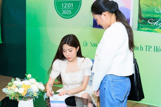 Nhà văn Tuệ Nghi được độc giả vây kín khi trở lại sau 5 năm vắng bóng