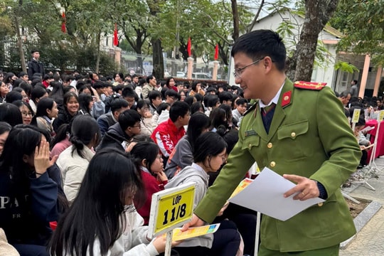 Tuyên truyền luật quản lý sử dụng vũ khí, vật liệu nổ cho học sinh và sinh viên