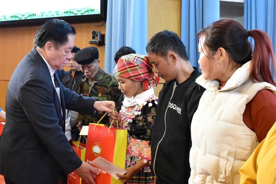 Trưởng ban Tuyên giáo Trung ương trao quà Tết tại Tuyên Quang
