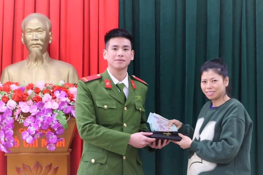 Trại tạm giam Công an tỉnh Hòa Bình trao trả 71 triệu đồng cho người đánh mất