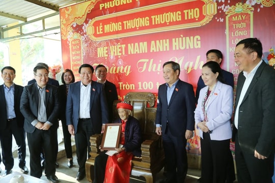 Uỷ viên Bộ Chính trị Nguyễn Xuân Thắng thăm, tặng quà Tết Mẹ Việt Nam Anh hùng và người lao động