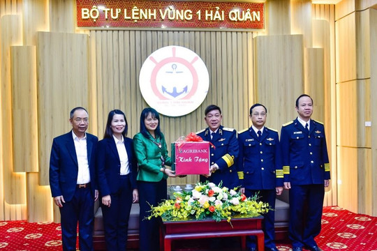 Agribank thăm và tặng quà cán bộ, chiến sỹ vùng biển đảo Đông Bắc nhân dịp Tết Ất Tỵ 2025