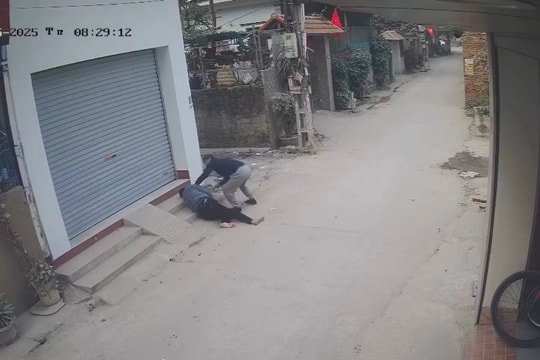 Truy tìm đối tượng dùng hung khí tấn công người đàn ông gục giữa đường