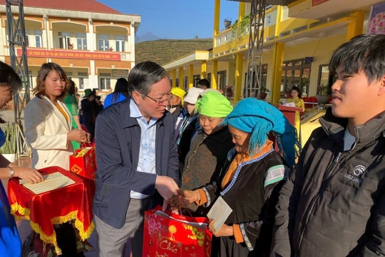 Trung ương Hội Nông dân Việt Nam trao hàng nghìn suất quà trong chương trình “Xuân gắn kết – Tết Nông dân”