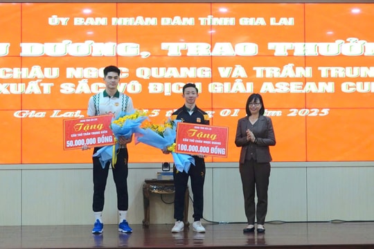 Gia Lai trao thưởng cho 2 cầu thủ Châu Ngọc Quang và Trần Trung Kiên