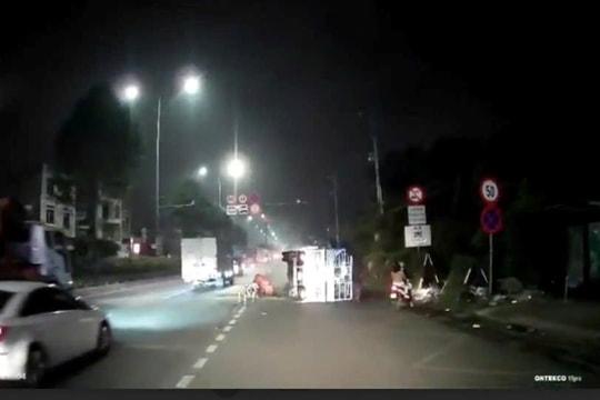 Nhiều người thoát chết khỏi vụ lật xe tải trên quốc lộ