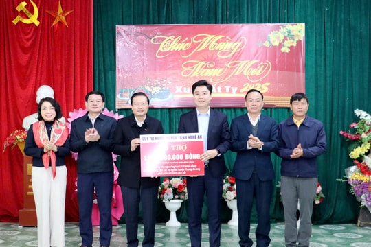 Chủ tịch UBND tỉnh Nghệ An thăm và chúc Tết đồng bào, chiến sĩ huyện Tương Dương