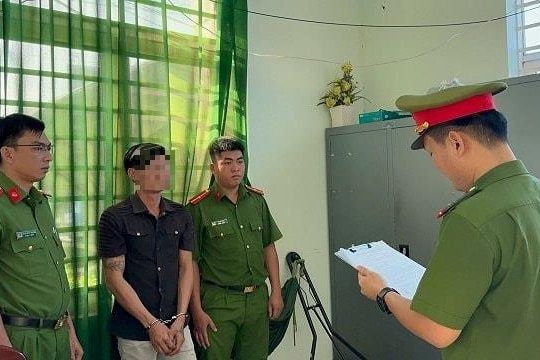 Bắt tạm giam đối tượng điều khiển ô tô lạng lách, đánh võng gây sự với xe taxi