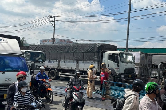 Thắng gấp do đèn không đếm giây, sắt đổ tràn lan trên đường