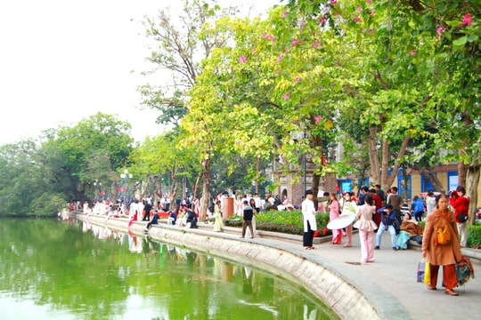 Tranh thủ thời tiết đẹp, bạn trẻ thướt tha áo dài chụp ảnh quanh Hồ Gươm