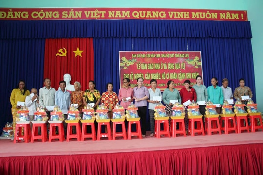 TP Bạc Liêu: Bàn giao nhà và tặng quà Tết cho người dân có hoàn cảnh khó khăn