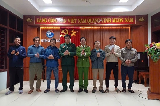 Cứu người phụ nữ bị sóng cuốn khi đi hái rong mứt