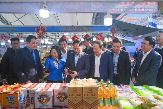 Phó Thủ tướng Bùi Thanh Sơn trao quà Tết cho công nhân tại Hải Phòng