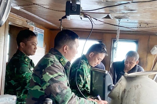 Kịp thời cứu hộ các thuyền viên trên tàu vận tải bị mắc cạn trên biển