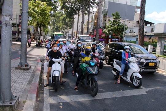 Bổ sung phân làn đường, sơn chỉ dẫn để xe máy dễ rẽ phải khi đèn đỏ