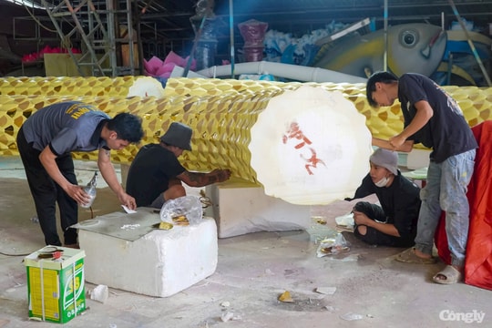 Vào xưởng chế tác linh vật rắn của đường hoa Nguyễn Huệ