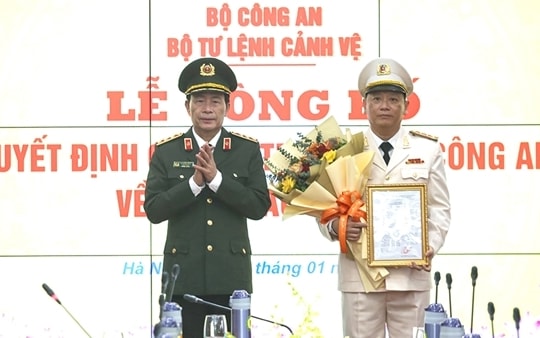 Trao quyết định bổ nhiệm Tư lệnh Bộ Tư lệnh Cảnh vệ