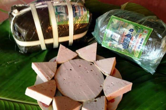 Làng quanh năm Tết