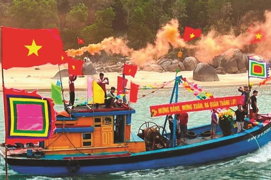 Ngư dân mang “mùa xuân của Đảng” vươn khơi bám biển